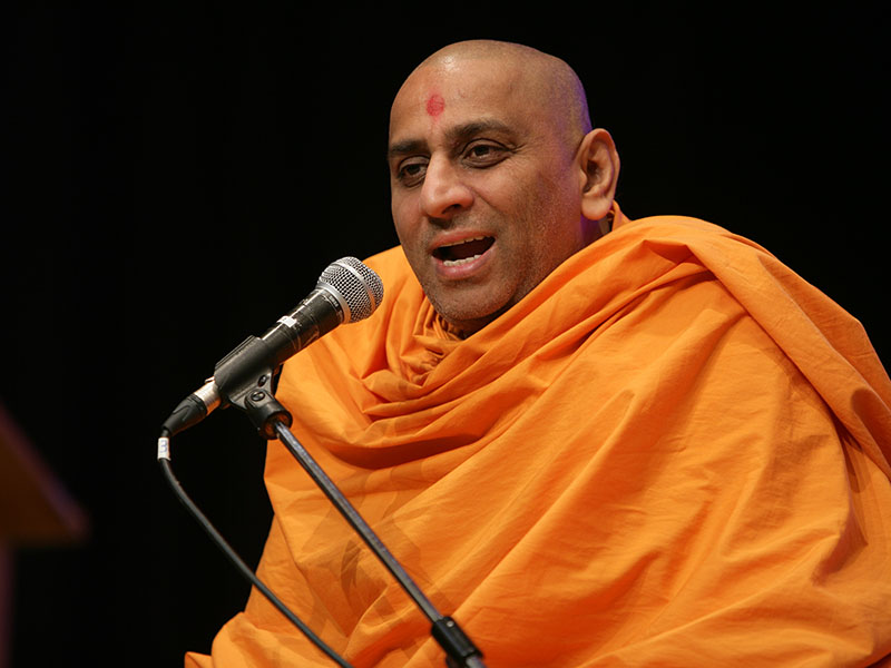 Anandpriya Swami addresses the assembly