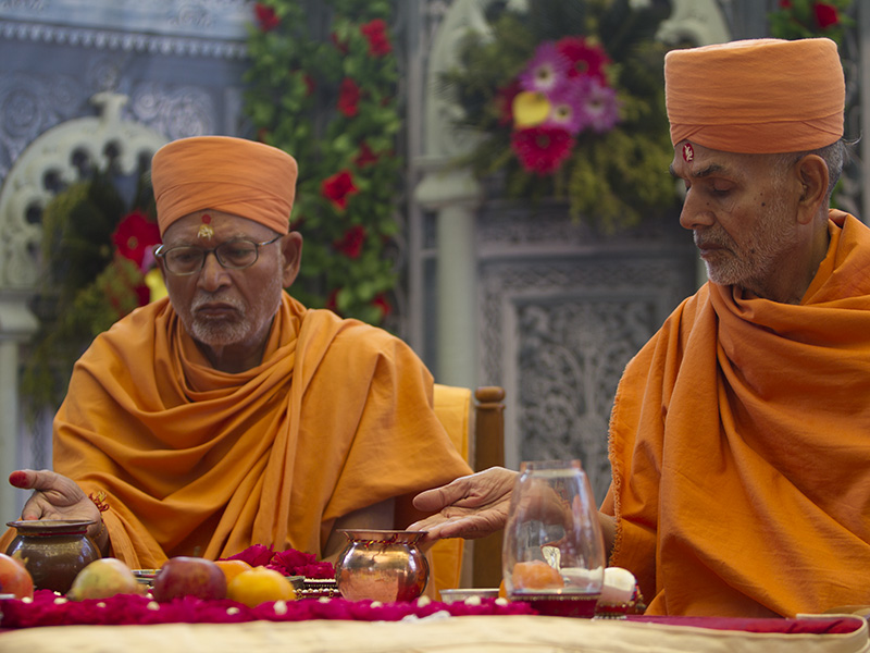 Pujya Mahant Swami and Pujya Kothari Swami perform diksha mahapuja rituals
