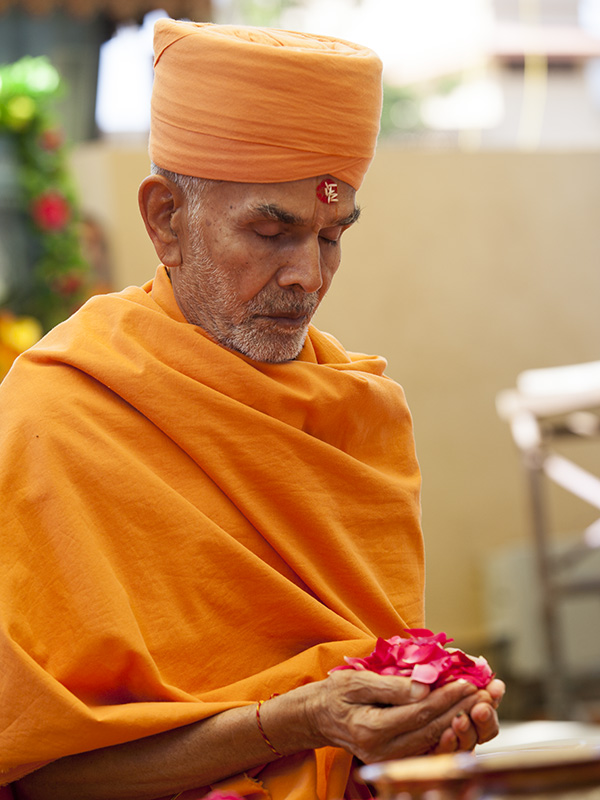 Pujya Mahant Swami performs mahapuja rituals