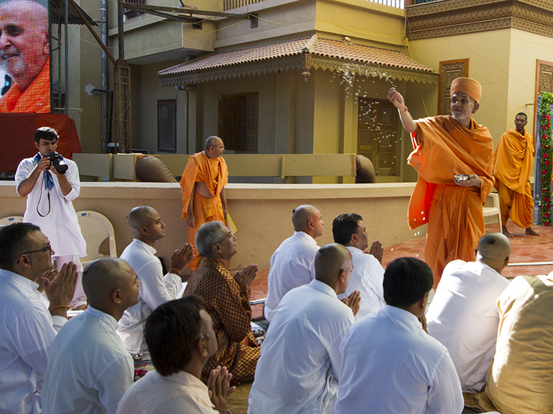 Pujya Mahant Swami blesses the sadhaks and their parents