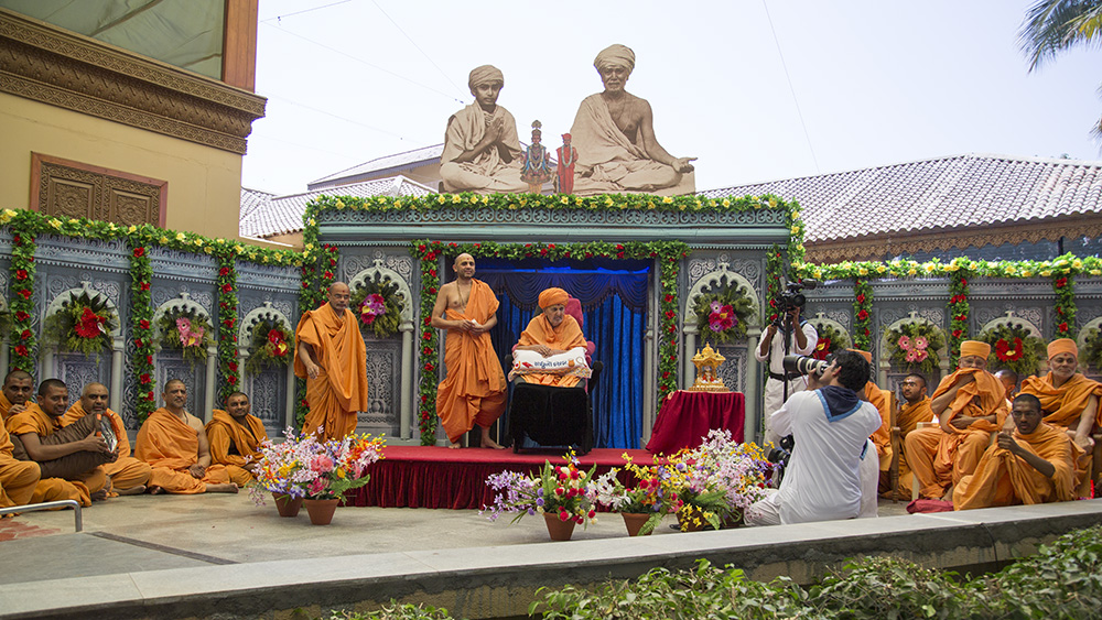 HH Pramukh Swami Maharaj arrives for diksha ceremony