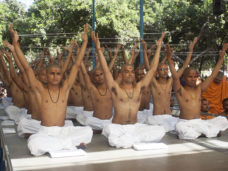 Sadhaks perform diksha rituals with the janoi