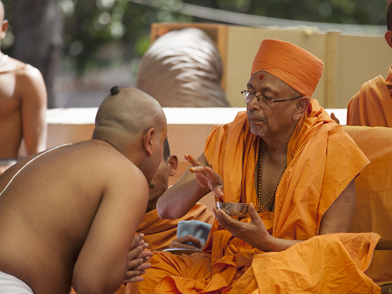 Pujya Tyagvallabh Swami blesses newly initiated parshads