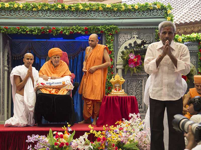 Swamishri gives diksha mantra to newly initiated parshads and blesses them and their families