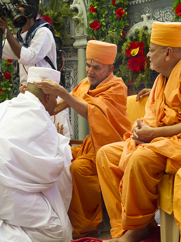 Pujya Mahant Swami blesses newly initiated parshads