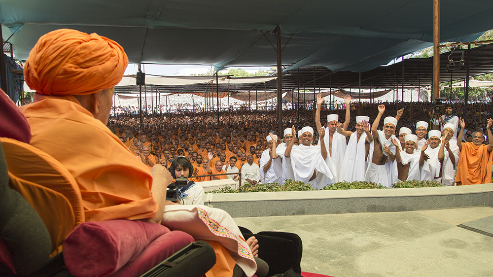 Newly initiated parshads rejoice before Swamishri