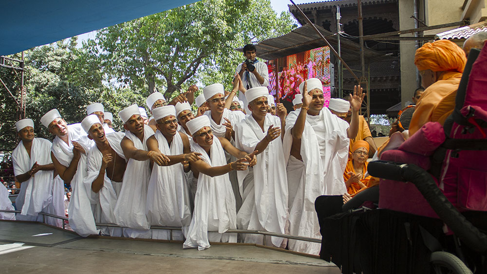 Newly initiated parshads rejoice before Swamishri