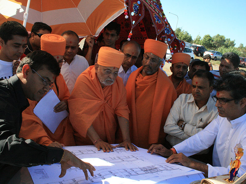 Pujya Ishwarcharan Swami reviews the plans