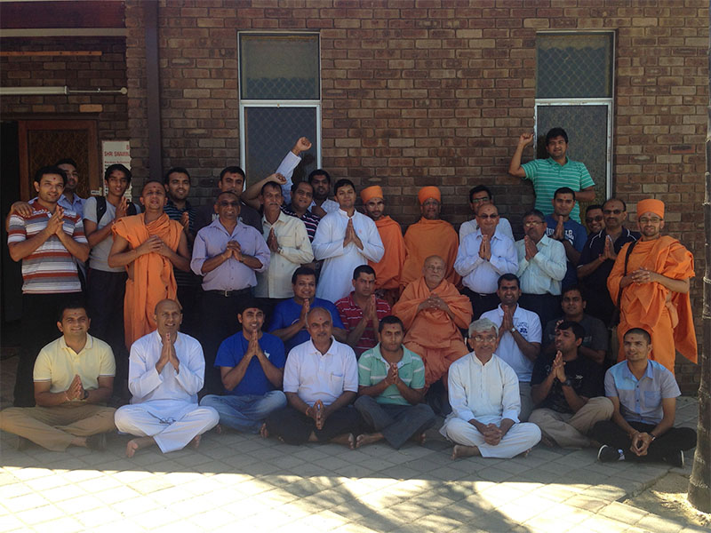 Pujya Ishwarcharan Swami and sadhus with devotees 