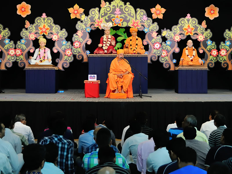 Pujya Ishwarcharan Swami delivers a discourse