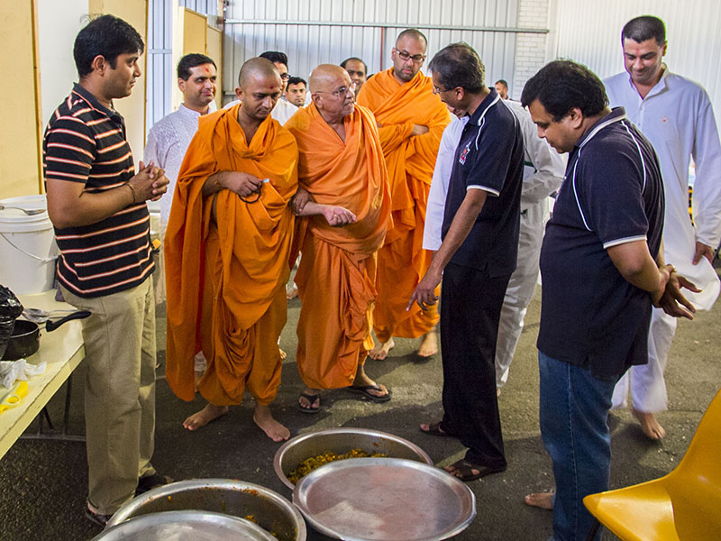 Pujya Ishwarcharan Swami visit the mandir complex