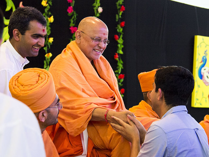 Pujya Ishwarcharan Swami meets devotees