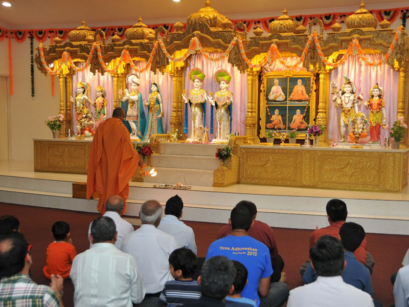 Pujya Ishwarcharan Swami performs arti of Thakorji