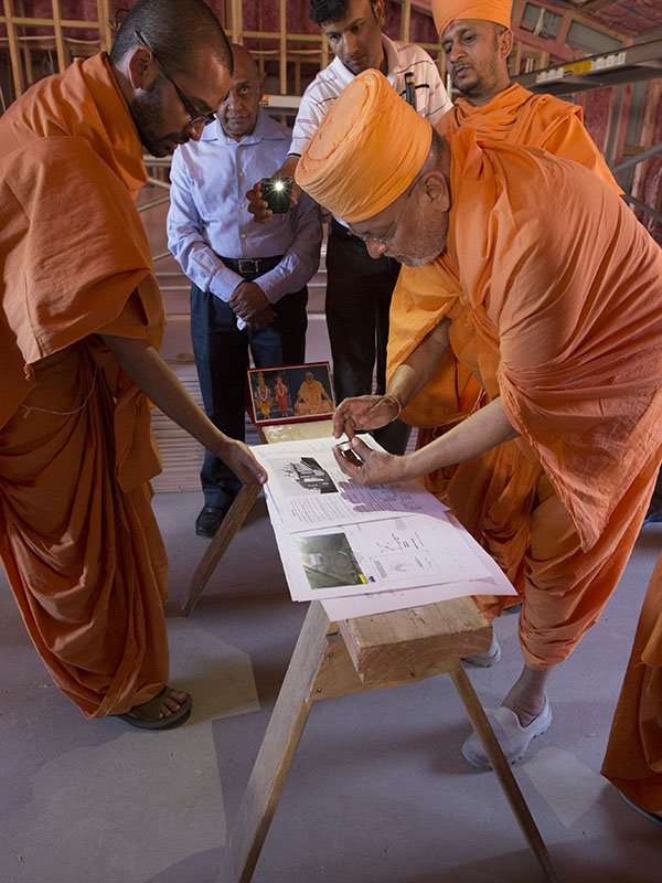 Pujya Ishwarcharan Swami performs pujan of Mandir plans 