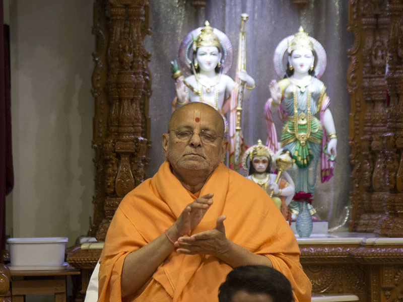 Pujya Ishwarcharan Swami during the satsang assembly