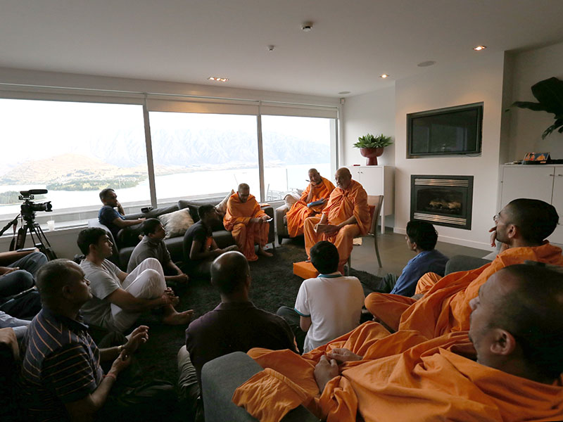 Pujya Ishwarcharan Swami delivers a discourse