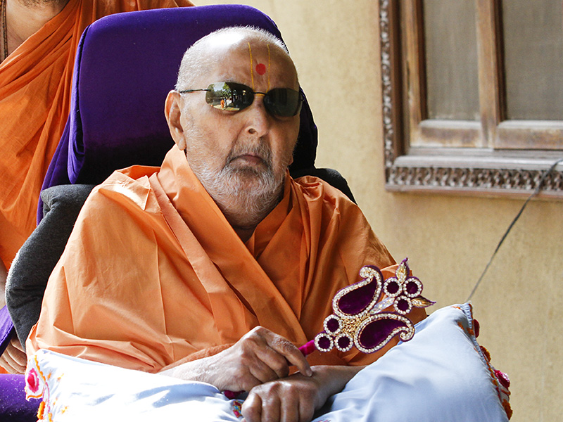 HH Pramukh Swami Maharaj on his way for Thakorji's darshan