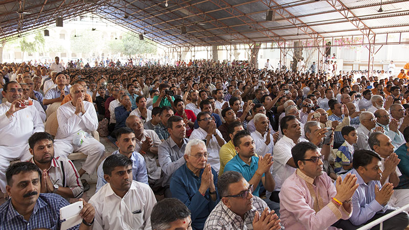 Devotees doing darshan of Swamishri 