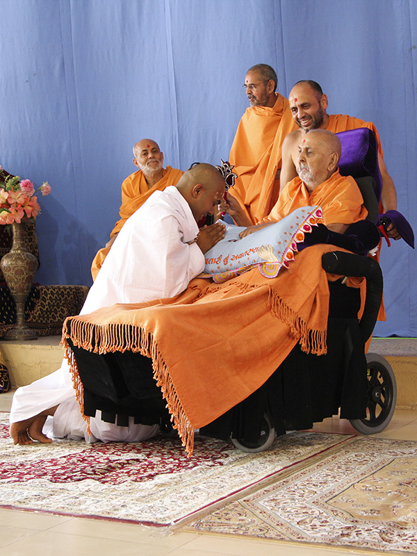 Swamishri gives parshadi diksha to a sadhak