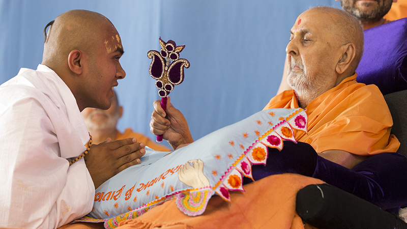 Swamishri blesses newly initiated parshad