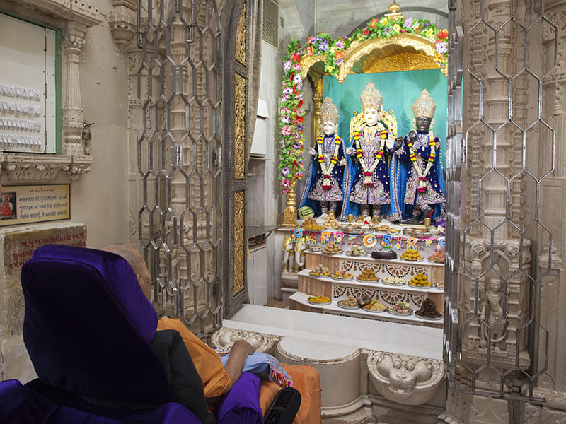 Swamishri engrossed in darshan of Thakorji