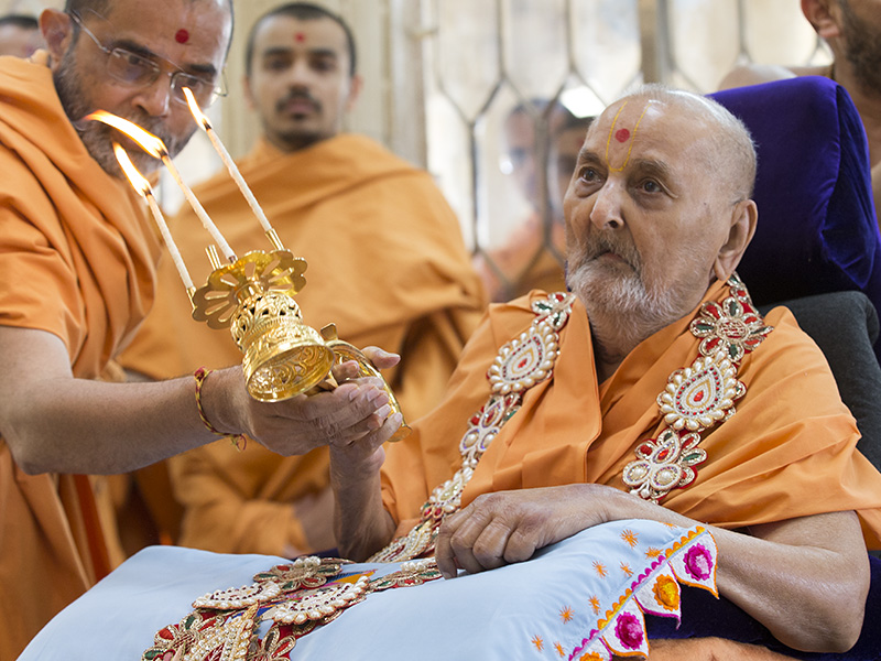 Swamishri performs arti of Thakorji