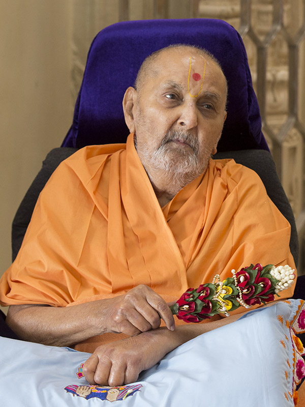 Swamishri waves a chhadi