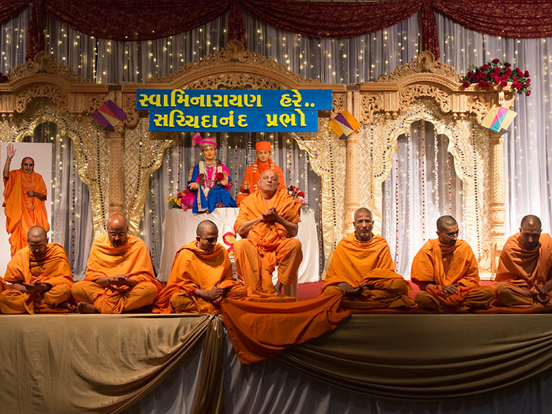 Pujya Ishwarcharan Swami and sadhus during Jholi assembly