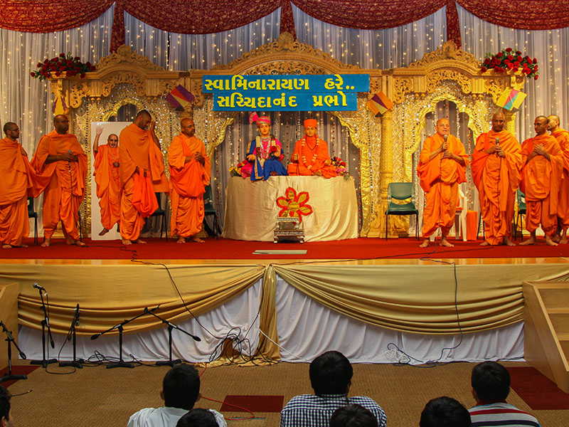 'Swaminarayan Hare... Sachhchhidanand Prabho...' Pujya Ishwarcharan Swami and sadhus give jholi call