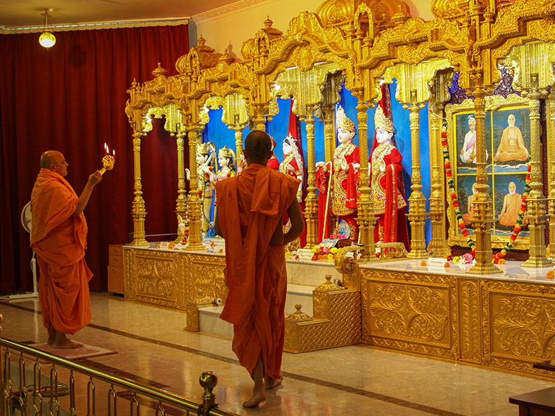 Pujya Ishwarcharan Swami performs arti of Thakorji