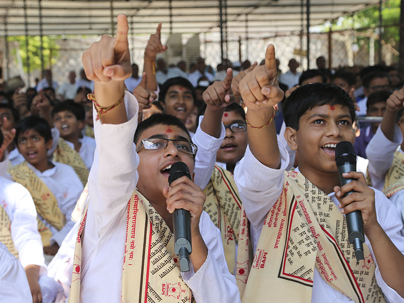 Kids perform before Swamishri