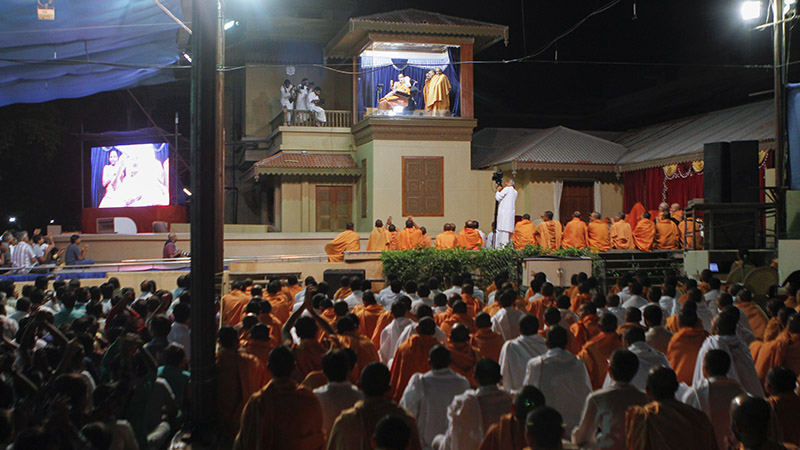 Sadhus and devotees engaged in darshan of Swamishri
