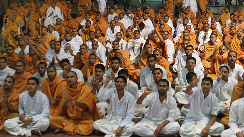 Sadhus engaged in darshan of Swamishri