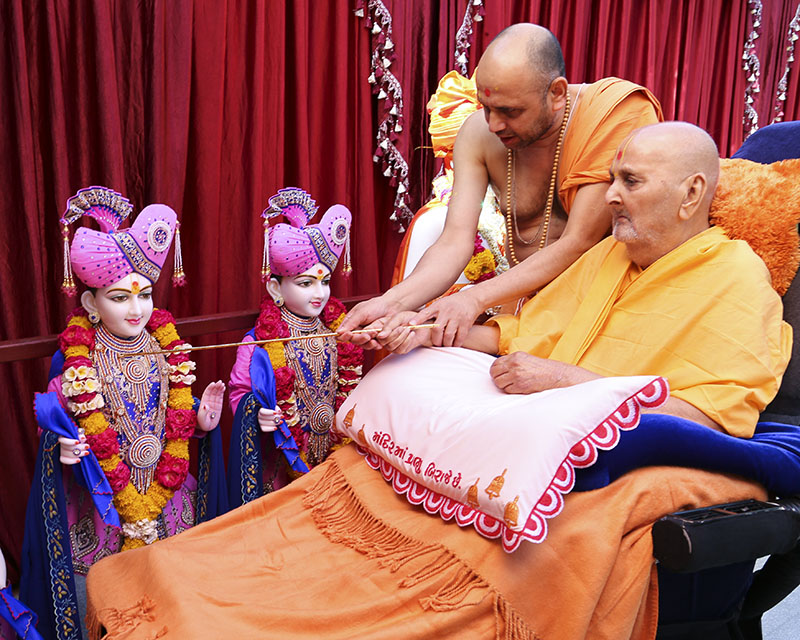 Swamishri performs murti-pratishtha for Vanakbori (Anand), South Boston (USA) and Lisbon (Portugal) 