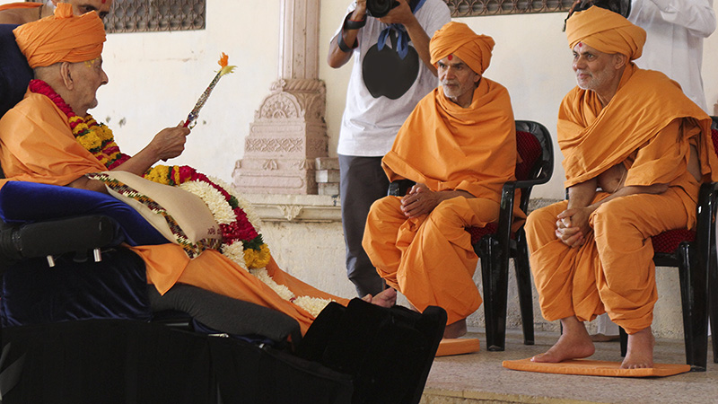 Swamishri blesses Pujya Keshavjivan Swami (Pujya Mahant Swami) and Pujya Viveksagar Swami