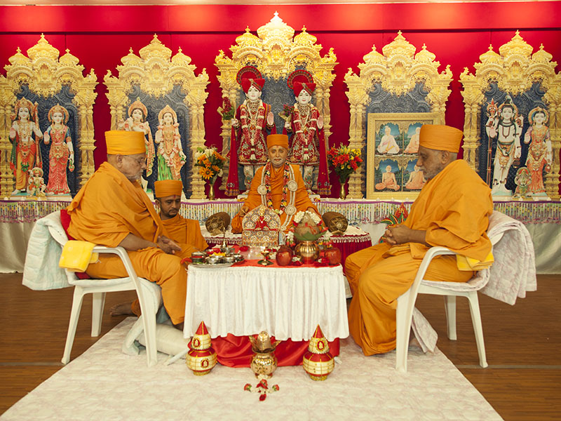 Pujya Ishwarcharan Swami and Atmaswarup Swami perform mahapuja rituals