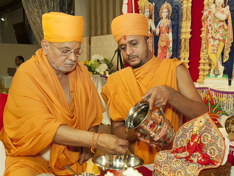 Pujya Ishwarcharan Swami performs mahapuja rituals