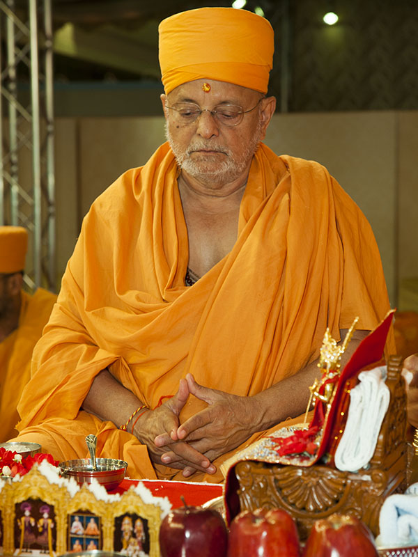 Pujya Ishwarcharan Swami performs mahapuja rituals