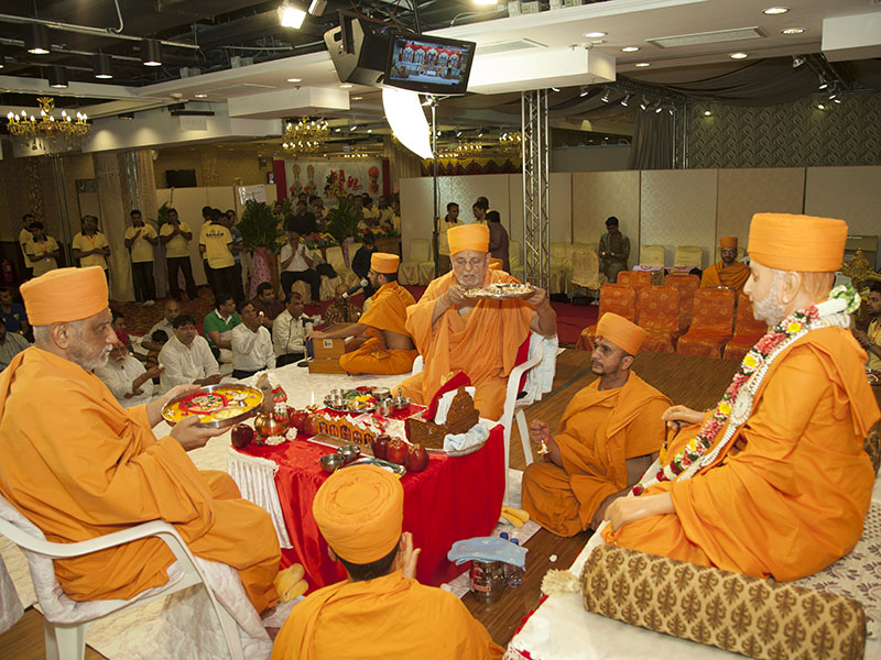 Pujya Ishwarcharan Swami performs mahapuja arti