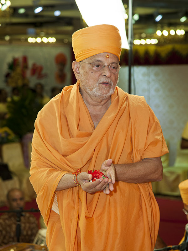 Pujya Ishwarcharan Swami performs mantra-pushpanjali