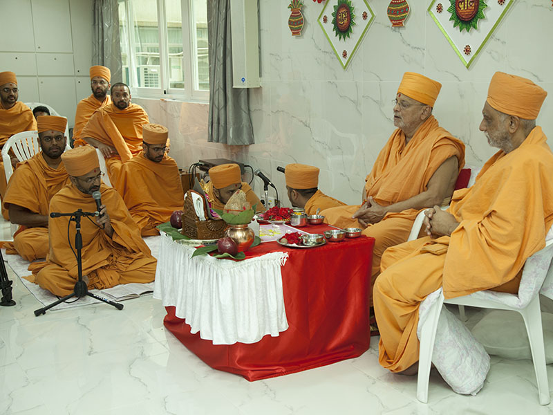 Pujya Ishwarcharan Swami performs murti-pratishtha mahapuja
