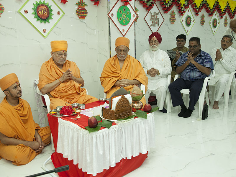 Pujya Ishwarcharan Swami performs murti-pratishtha mahapuja 