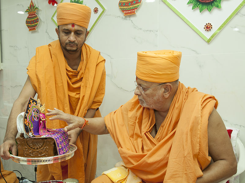 Pujya Ishwarcharan Swami performs murti-pratishtha mahapuja 