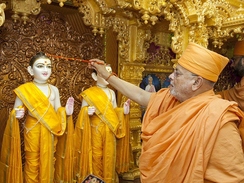 Murti-Pratishtha rituals for Shri Akshar Purushottam Maharaj
