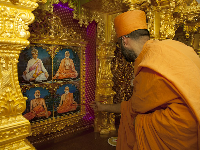Murti-Pratishtha rituals for Shri Guru Parampara