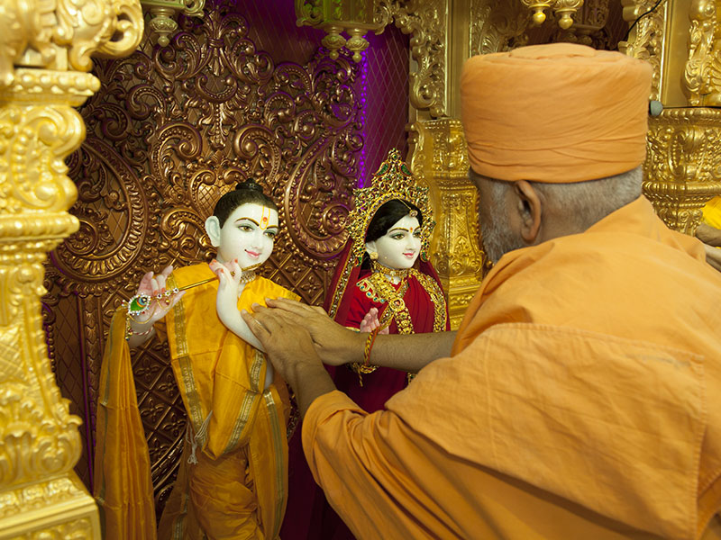 Murti-Pratishtha rituals for Shri Radha-Krishna Dev
