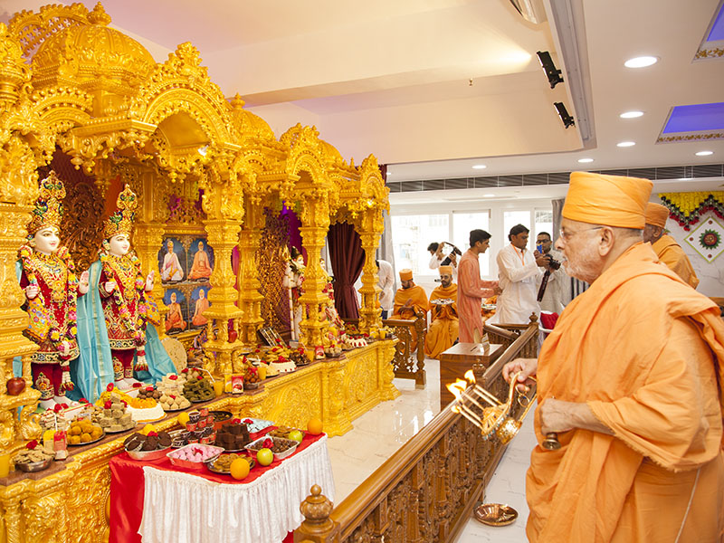 Pujya Ishwarcharan Swami performs pratishtha arti