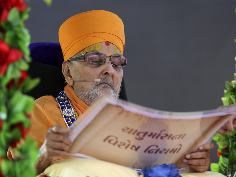 Swamishri reads chaturmas niyams