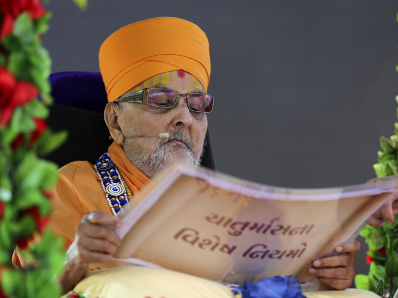 Swamishri reads chaturmas niyams