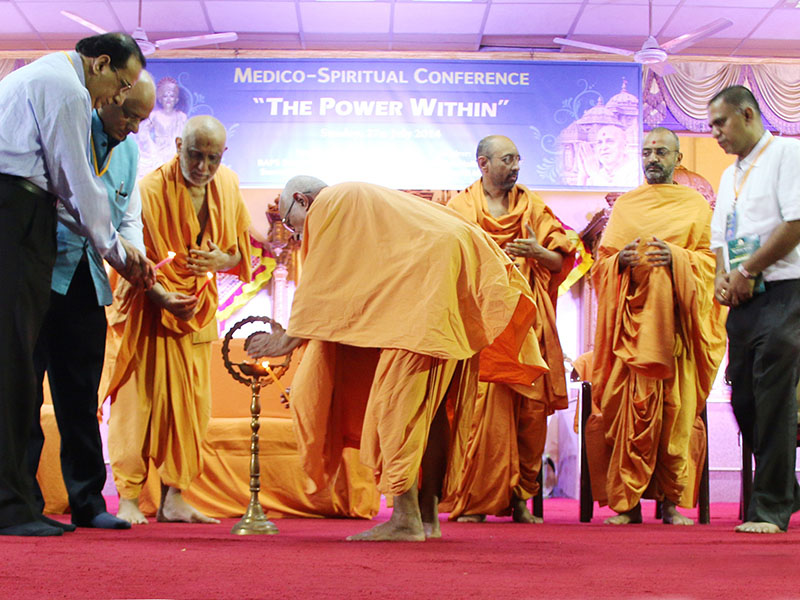 Inauguration of Medico-Spiritual Conference by Pujya Swayamprakash Swami (Pujya Doctor Swami), sadhus and distinguished guests.